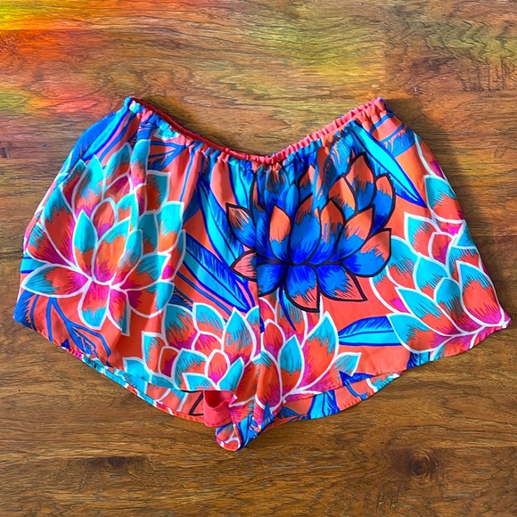 NEW FARM Rio lotus flower shorts